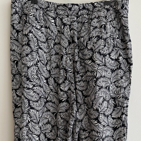 H&M Black and White Feather Print Ankle Pants, Fun Flowy Pants, Size 12 - Picture 15 of 15
